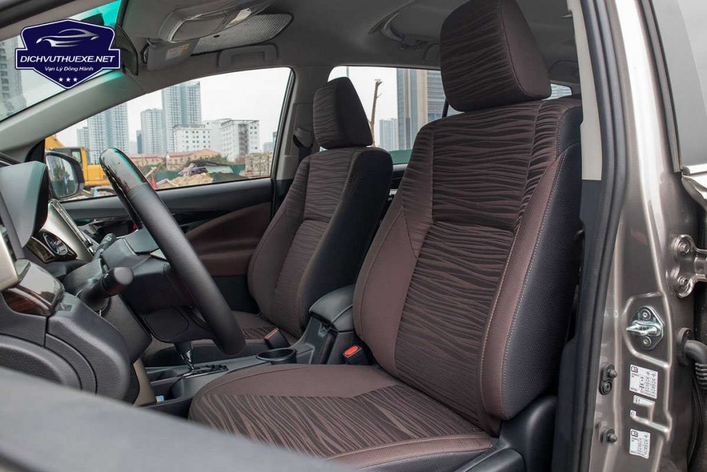 Dịch vụ cho thuê xe Innova 7 chỗ tại TPHCM giá rẻ 10 bên trong xe innova